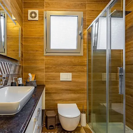 Luxury Close To The Beach, Shared Pool - Christine Complex Limisso